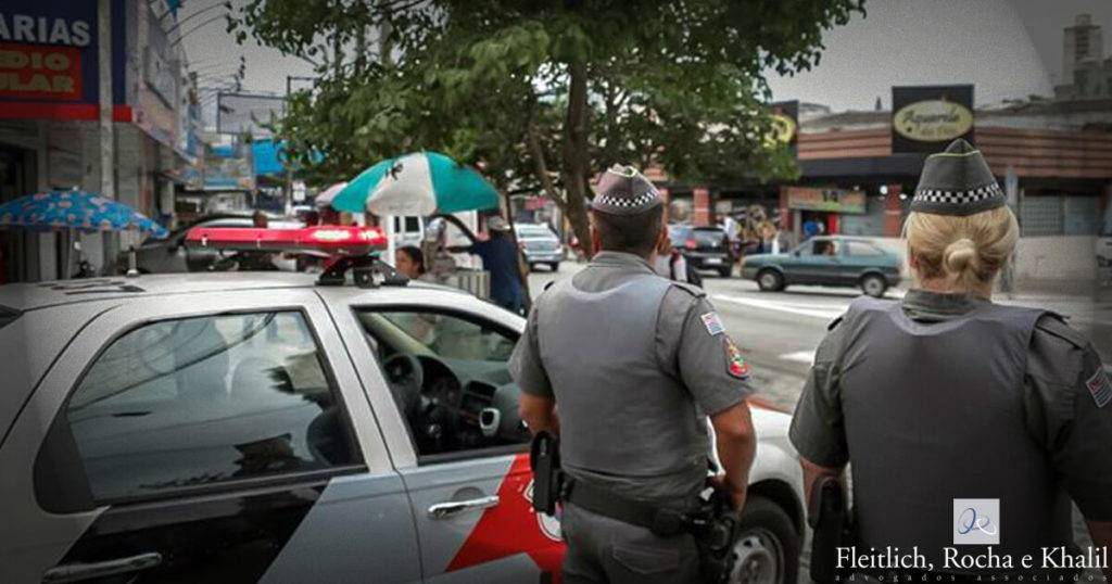 Mulher é condenada a indenizar policial por racismo